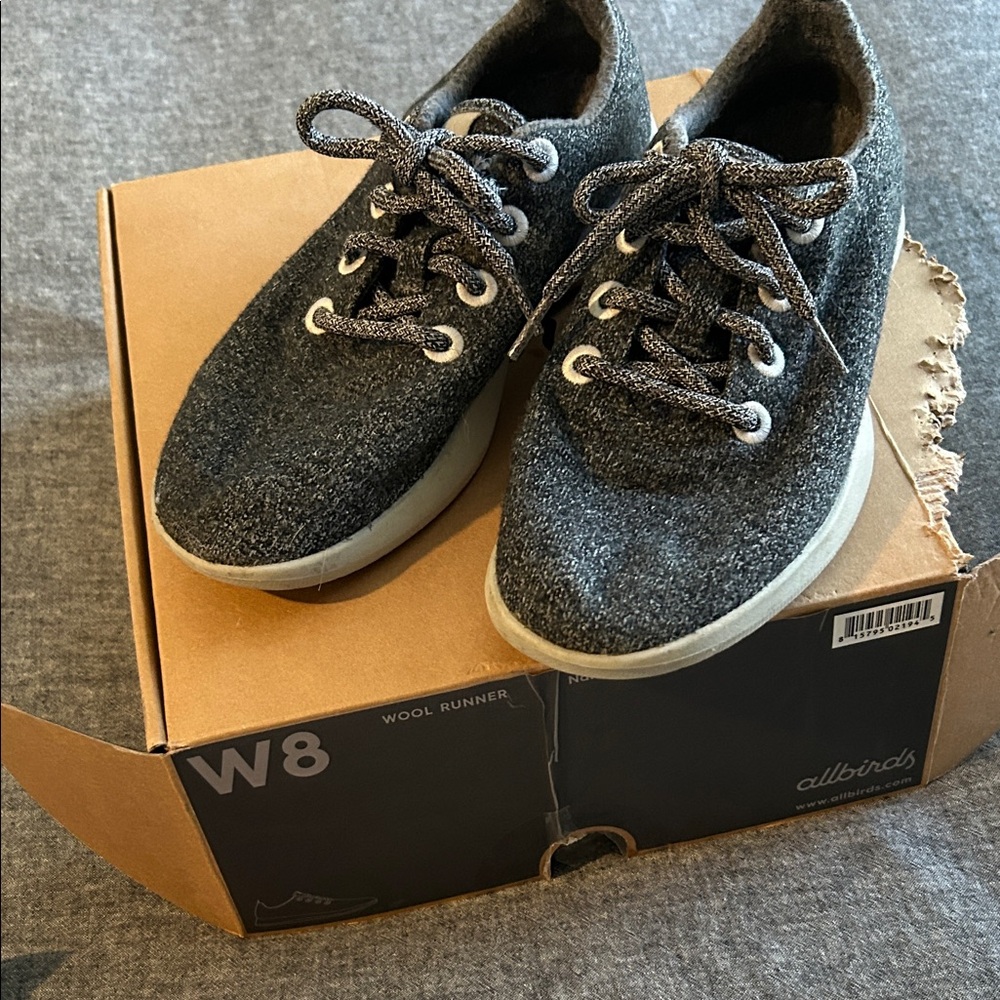 allbirds Charcoal Gray Wool Runner Lace-Up Sneakers like new!  One shoelace torn